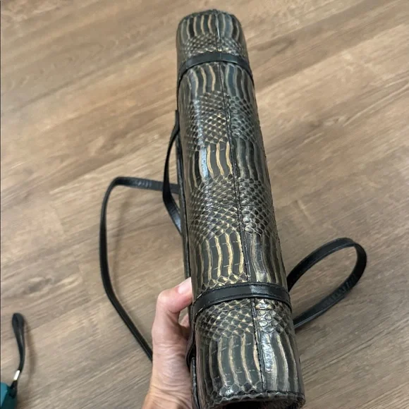 Vintage J.Renee Black and Tan Snakeskin Clutch - Picture 6 of 8